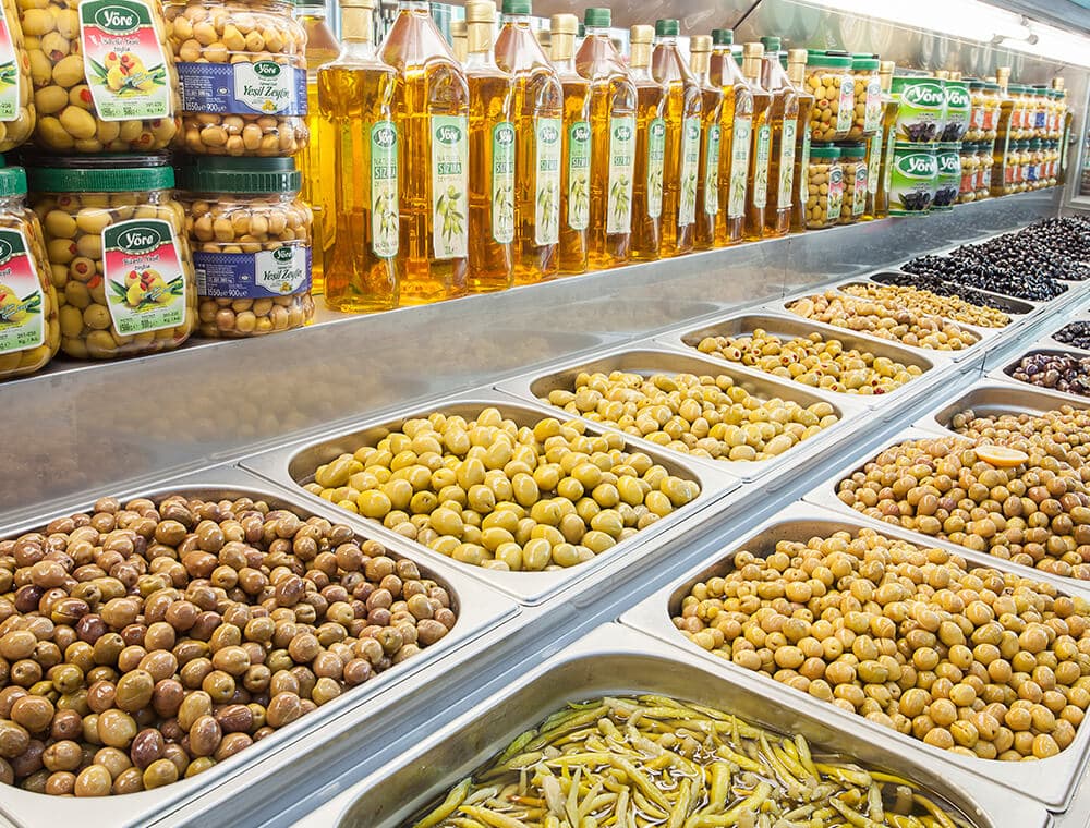 Peynirci Baba zeytin ve turşu teşhir alanı